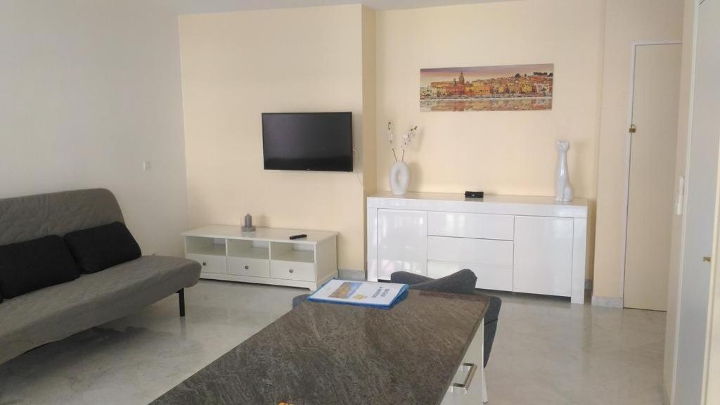 Le Victoria, 2p Moderne, Les Pieds Dans L'eau, Parking, Piscine * Menton